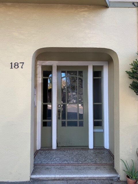 Building Photo - 187 Coleridge St