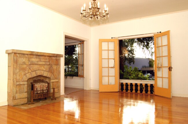 Foto del edificio - 2028 Beachwood Dr