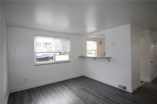 Building Photo - 781 Cooke Dr