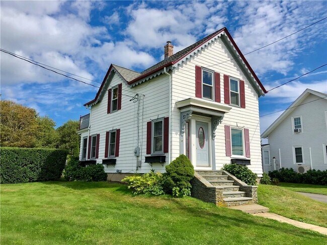 Foto del edificio - 673 Aquidneck Ave