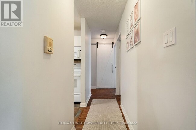 Photo du bâtiment - 1450 Glen Abbey Gate