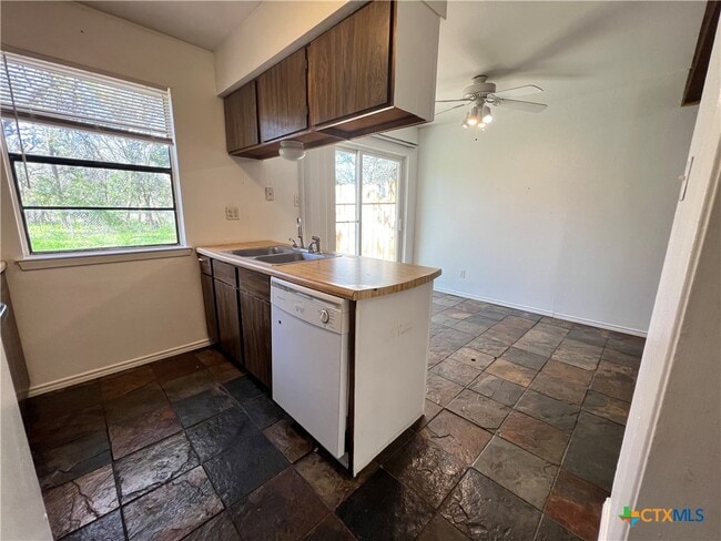 Building Photo - 401 Quail Run Dr