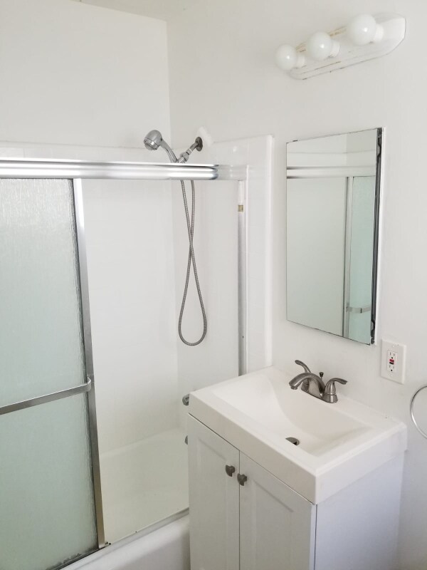 Foto del edificio - 14811 Vanowen St