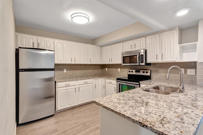 Foto del edificio - 7640 W Greenway Blvd