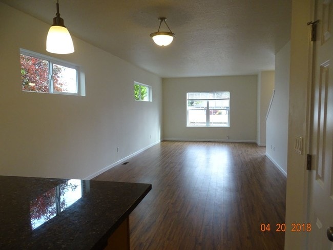 Building Photo - 3 br, 2.5 bath Apartment - 1011 Coburg Road