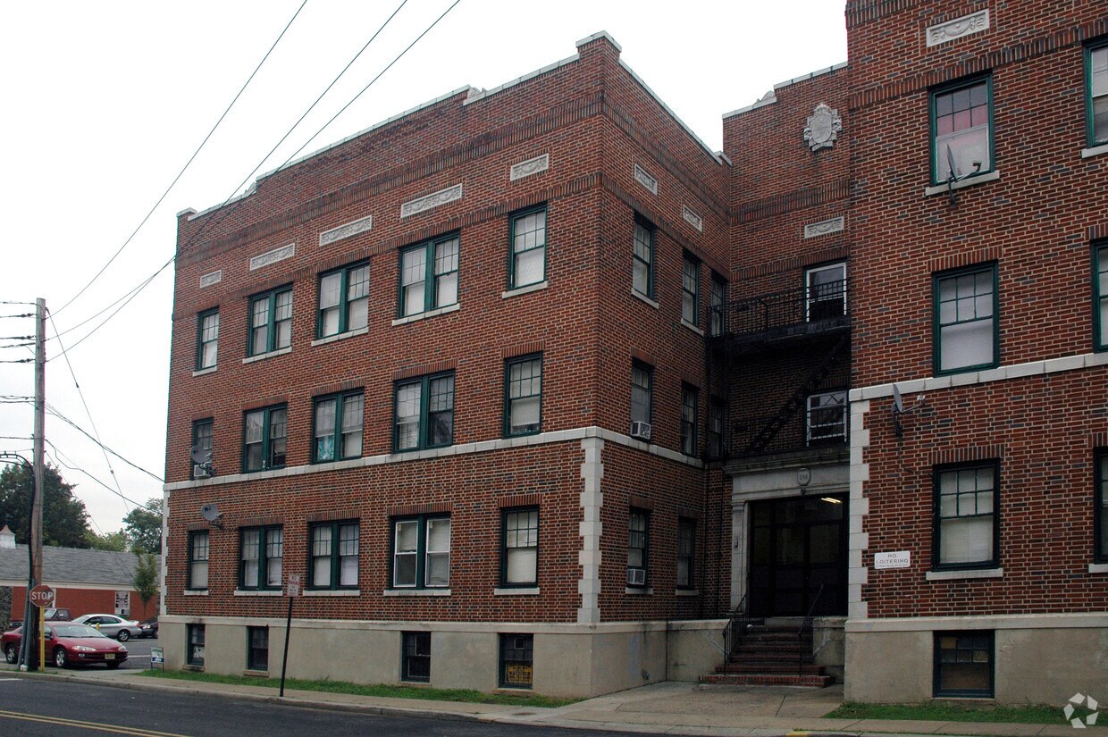 Building Exterior - Aspen Gardens