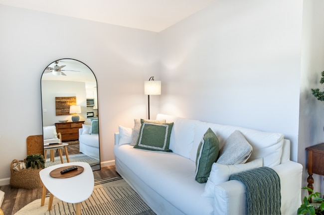 Building Photo - 510 W Oak St