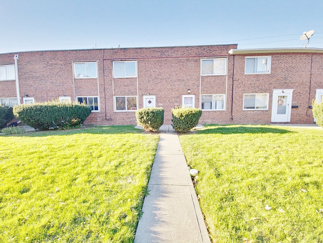 Primary Photo - 5972 Glenway Dr, Brook Park, OH 44142