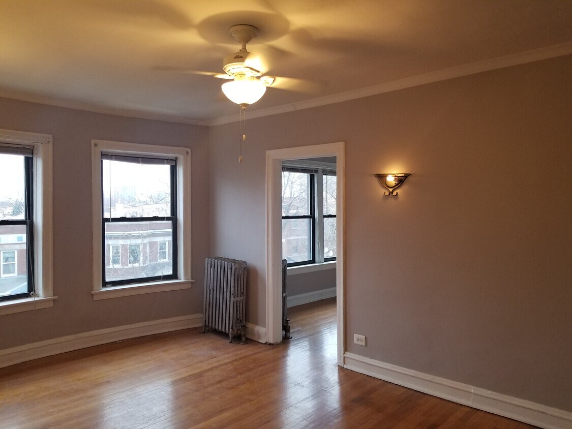 Primary Photo - 1431 W Carmen Ave