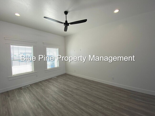 Building Photo - 4331 Catalina Ave