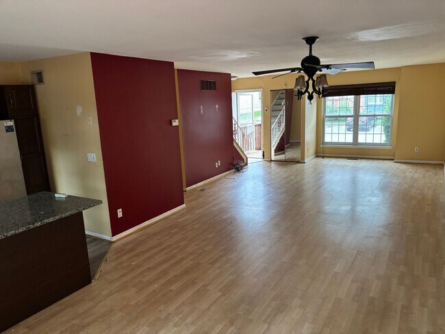 Foto del edificio - **NEW CARPETING** Abbey Lane Townhome 3 Beds 3 Baths!!