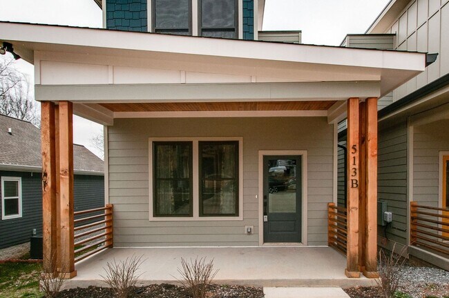 Foto del edificio - Amazing Location - 3 Bed, 2.5 Bath w/ Vaulted Ceilings and Covered Deck