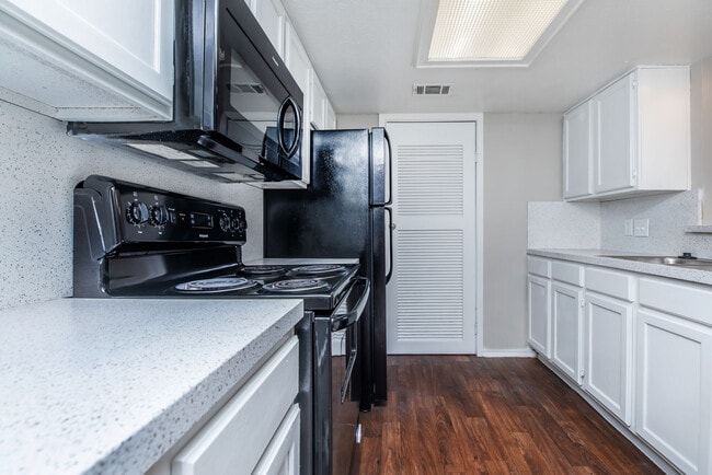 Building Photo - Plano Park Townhomes