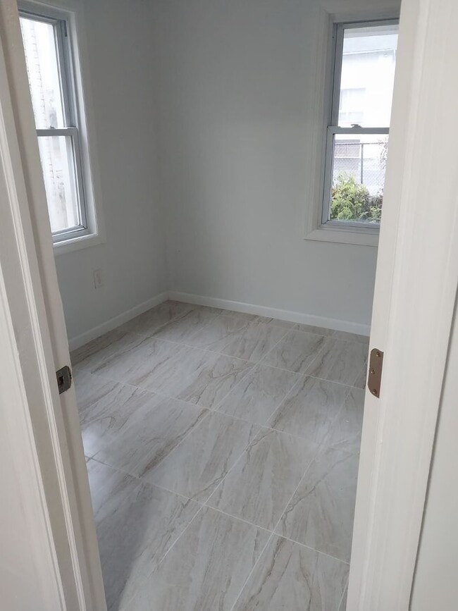 Building Photo - 117 Borden Ave