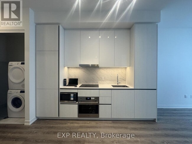 Photo du bâtiment - 8 Interchange Wy