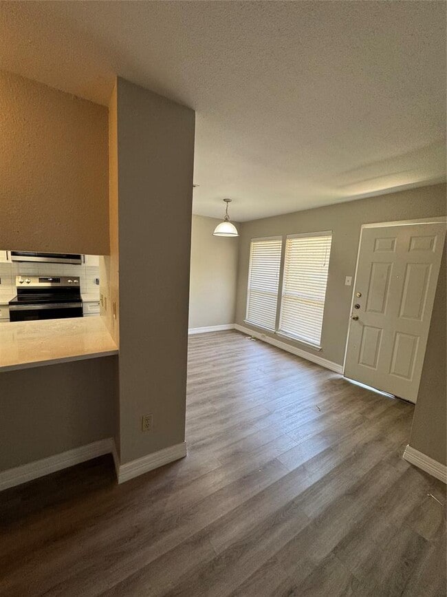 Building Photo - 9100 Mountain Ridge Dr