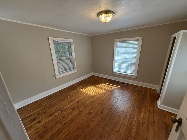 Building Photo - Private Garage Apartment!