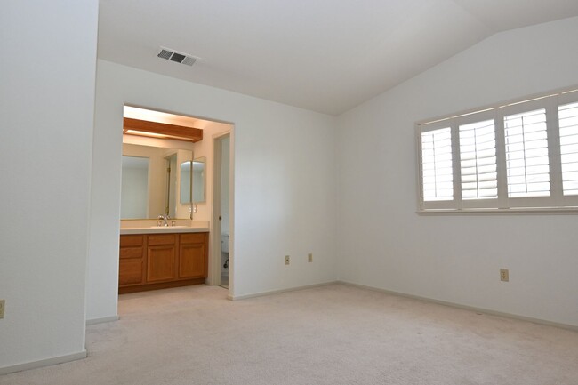 Foto del edificio - 2 story home, gated community, near Shops ...