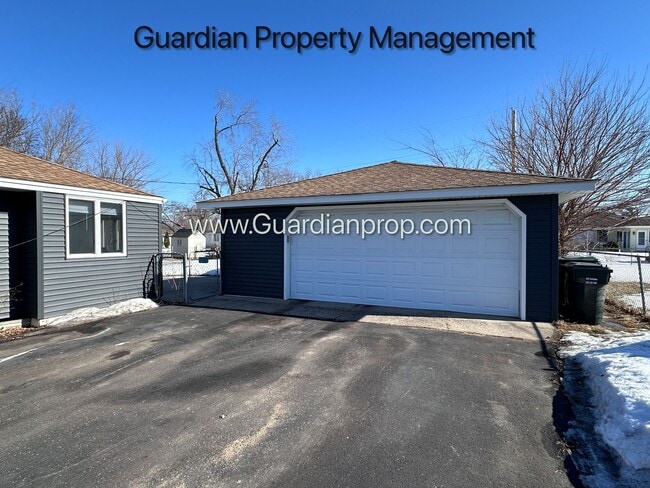 Building Photo - Single Family Home Featuring 2 Baths, 2 Car Garage, Fireplace, and Fenced in Yard