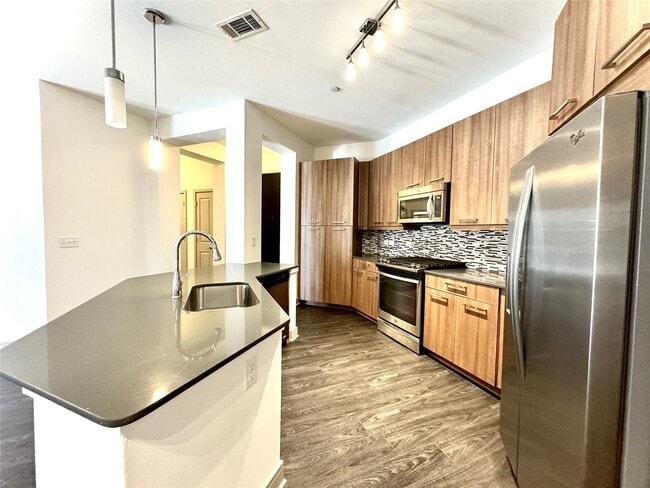 Building Photo - 2111 Westheimer Rd