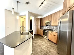 Building Photo - 2111 Westheimer Rd