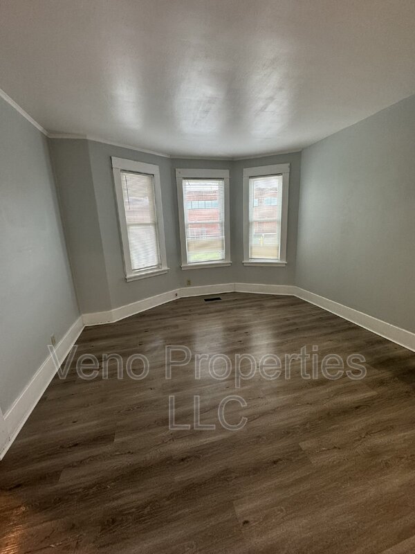 Building Photo - 515 Seneca St