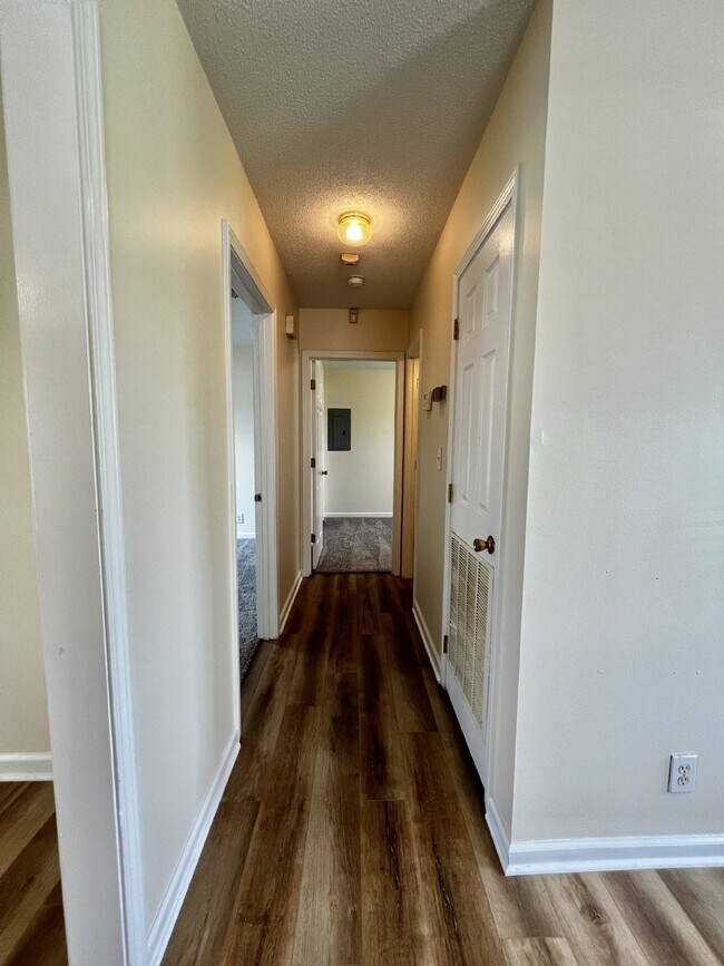 Foto del edificio - "Charming 2-Bedroom Retreat with 912 Sq Ft of Cozy Living in Oak Grove!"