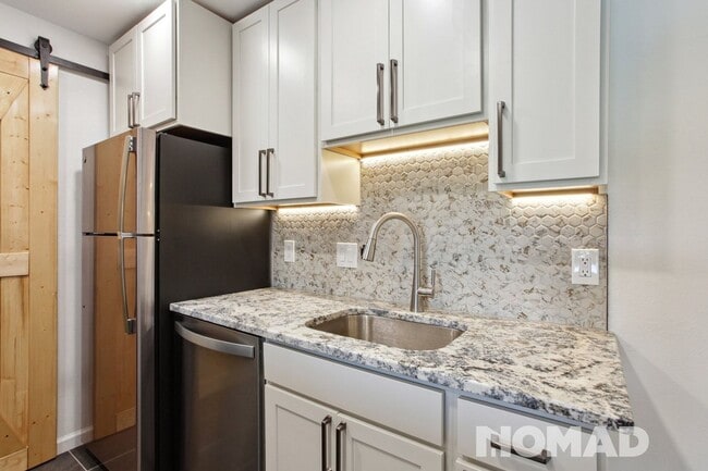 Building Photo - Newly Renovated 2BR Condo in Boulder