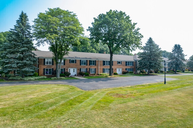 Building Photo - Bob-O-Link Manor
