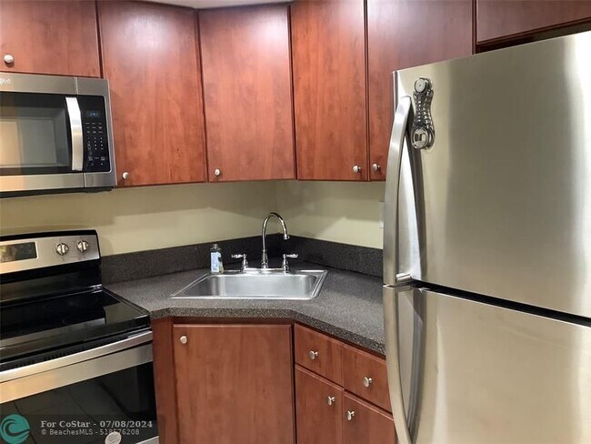 Building Photo - 151 SE 6th Ave