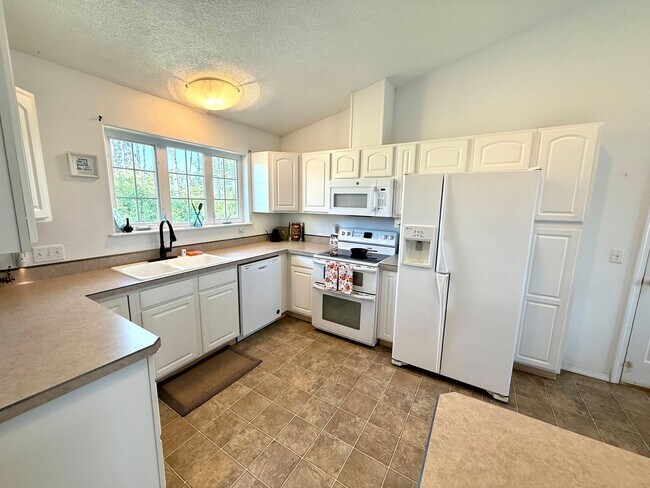 Building Photo - Charming Fully Furnished 2-Bedroom Home