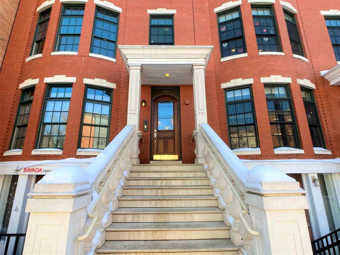 Primary Photo - 299 Grand St