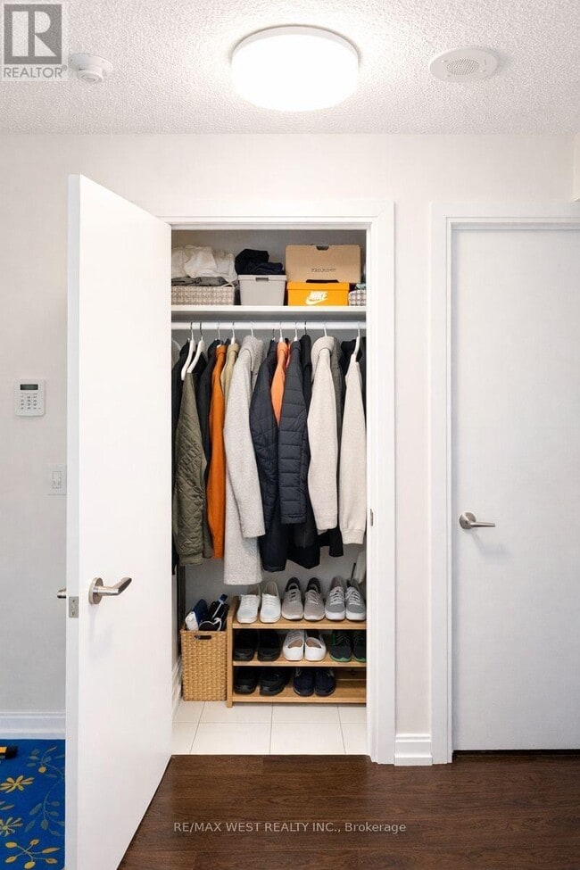 Building Photo - 151 Village Green Square