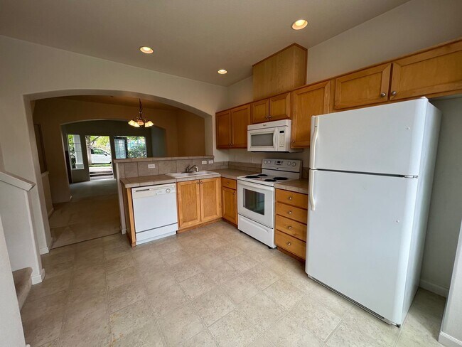 Building Photo - 10250 NE Snoqualmie Street ~ Spacious Town...