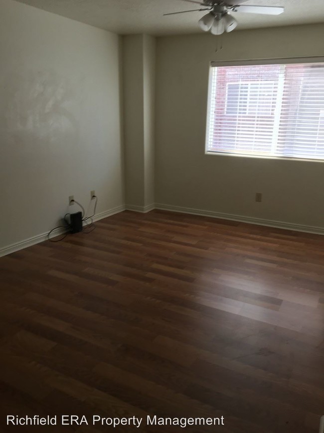 Building Photo - 797 50 N