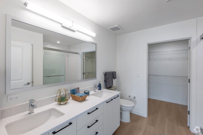 2BR, 2BA - 1044SF - Bathroom - South Pointe Apartments