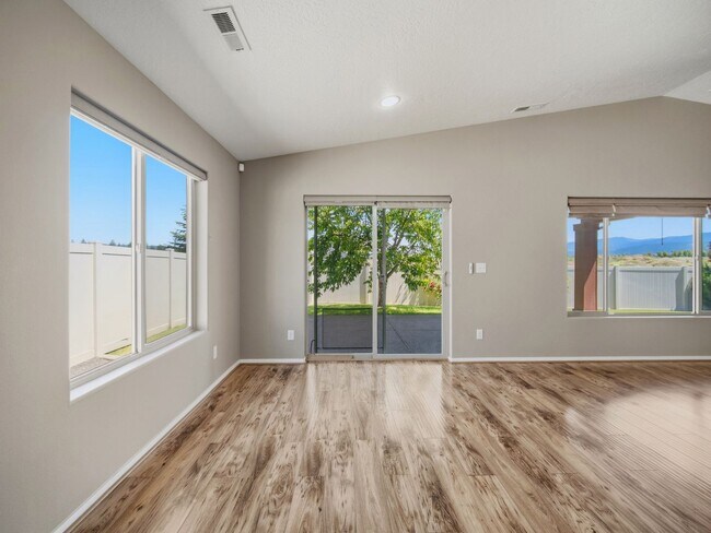 Foto del edificio - Spacious Unfurnished Home in Liberty Lake | Modern Living in a Prime Location