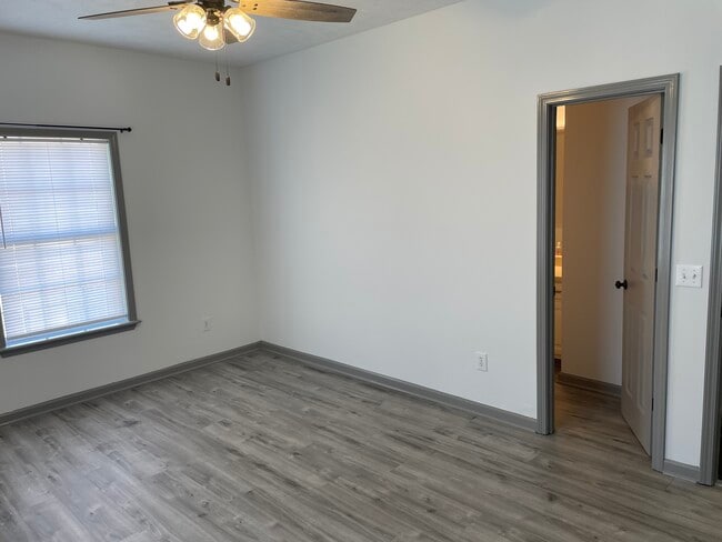 Building Photo - 105 Tomlinson Dr