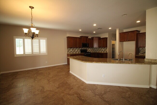 Building Photo - 1408 E Lowell Ave