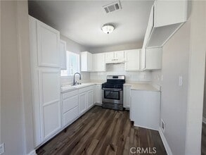 Building Photo - 215 N Spruce Ave
