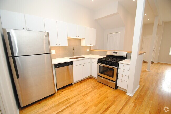 Building Photo - 711 N Hoyne Ave
