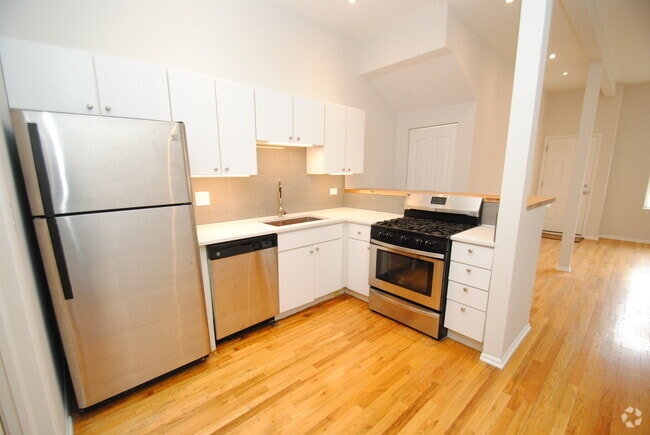 Building Photo - 711 N Hoyne Ave