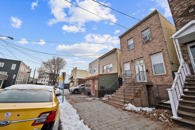 Building Photo - 15 Wales Ave