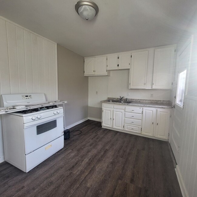 Building Photo - 2306 SW 8th Ave