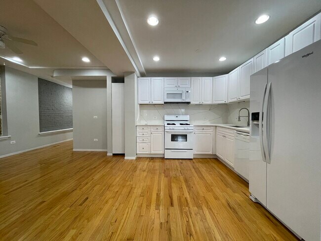 Foto del edificio - 6142 N Kenmore Ave