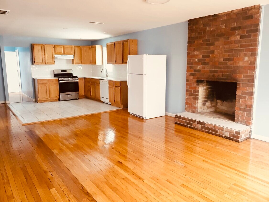 Primary Photo - 38 Diamond St