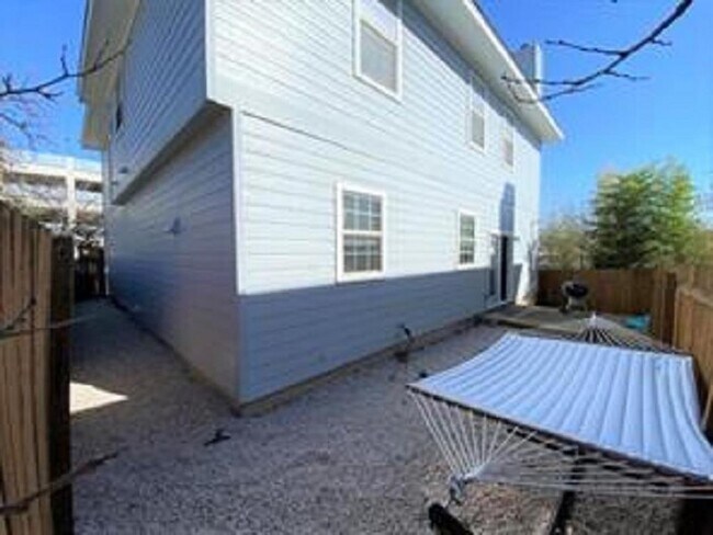 Foto del edificio - 609 W 37th St