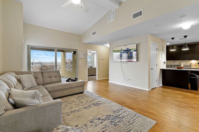 Foto del edificio - Spectacular Two Story Westside Duplex With...