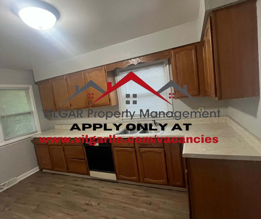 Primary Photo - 10 room home! 4 bed bed, 1.5 bath in Gary, IN