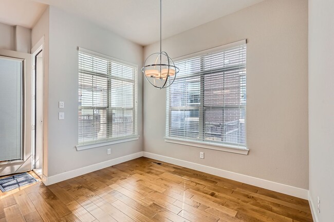 Foto del edificio - Beautiful- Open Concept - Updated - Main f...